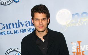 John Mayer w seksownych marynarskich szortach