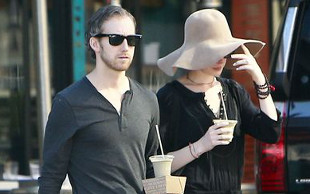 Anne Hathaway ukryła się pod potężnym kapeluszem (FOTO)