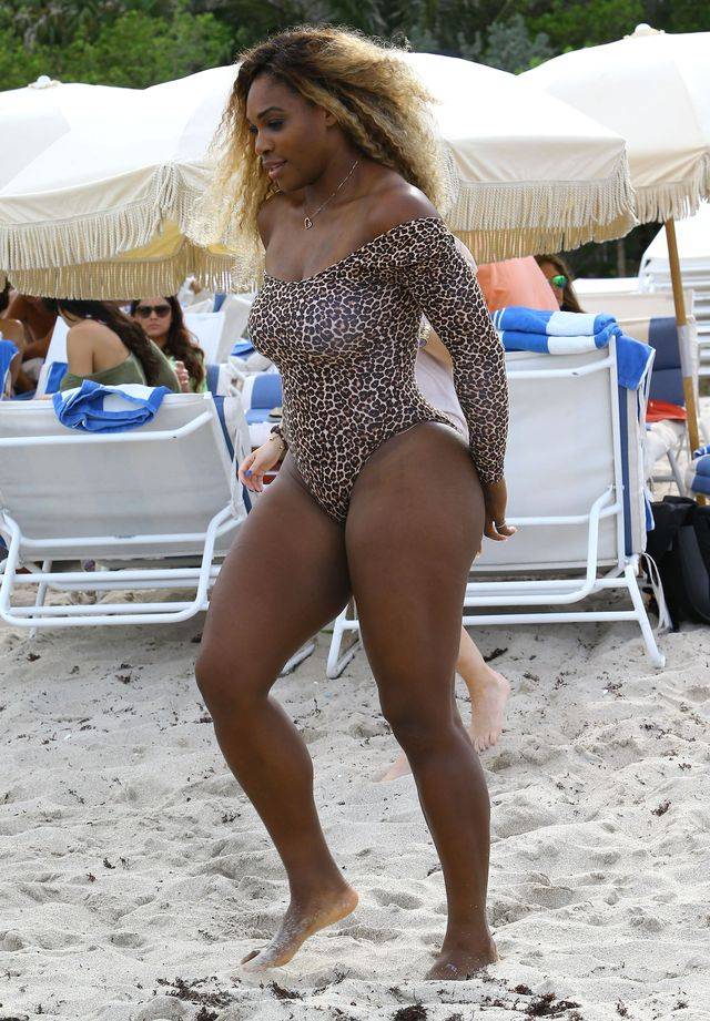 Serena Williams wypoczywa na plaży z przyjaciółmi