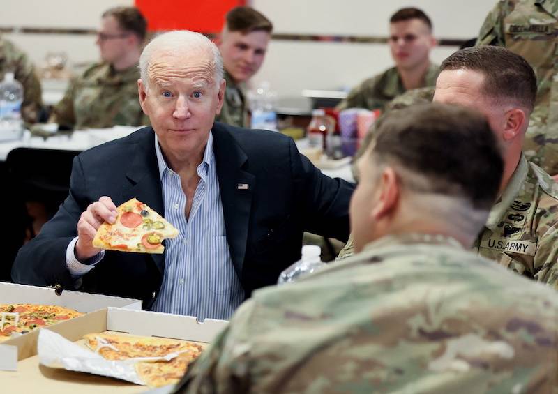 Joe Biden wycofuje się z wyścigu o urząd prezydenta. Te zdjęcia z pizzą przejdą do historii