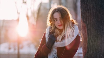 Biżuteria inspirowana zimą – śnieżynki, kryształy i chłodne barwy na zimowe dni