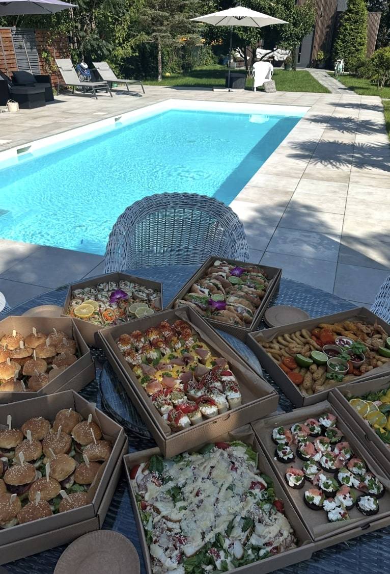 Rafał Mroczek z przytupem uczcił 30. urodziny swojej żony! Impreza nad basenem, fajerwerki i tłumy gości (FOTO)