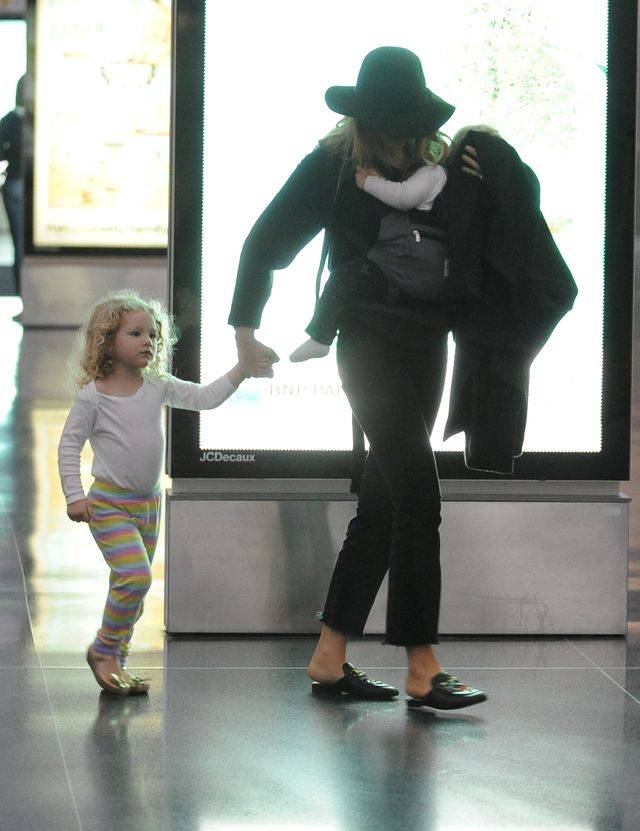 Blake Lively z córeczkami Jamese i Ines lotnisku (ZDJĘCIA)