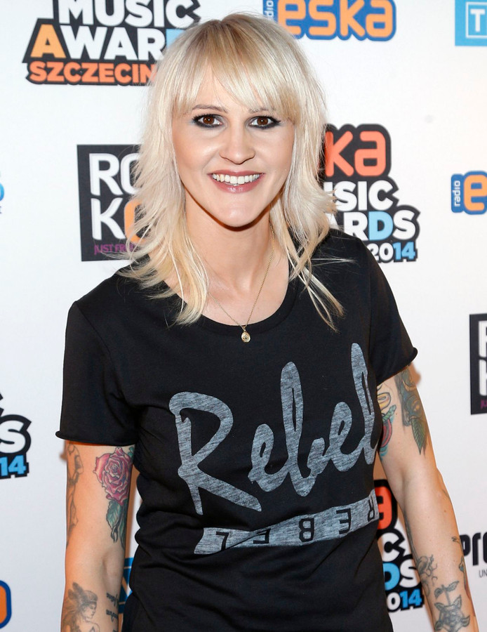 Dłuższe włosy blond