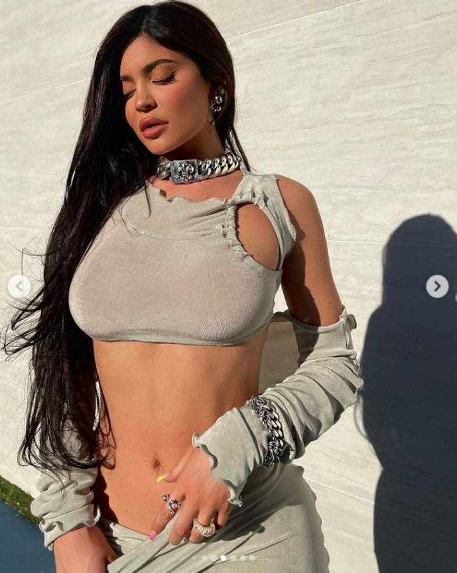 Kylie Jenner w nietypowej biżuterii.