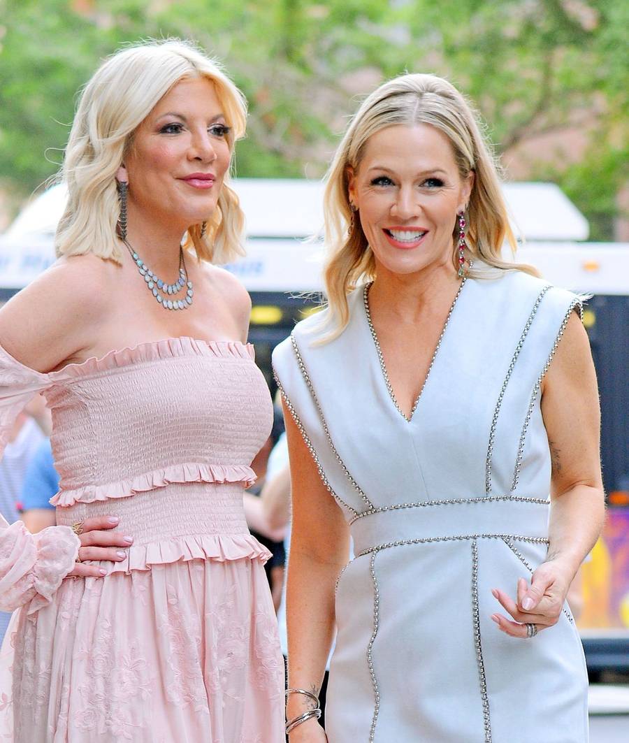 Zobaczcie, jak dobry stylista, makijażysta i fryzjer zmienili Tori Spelling (ZDJĘCIA)