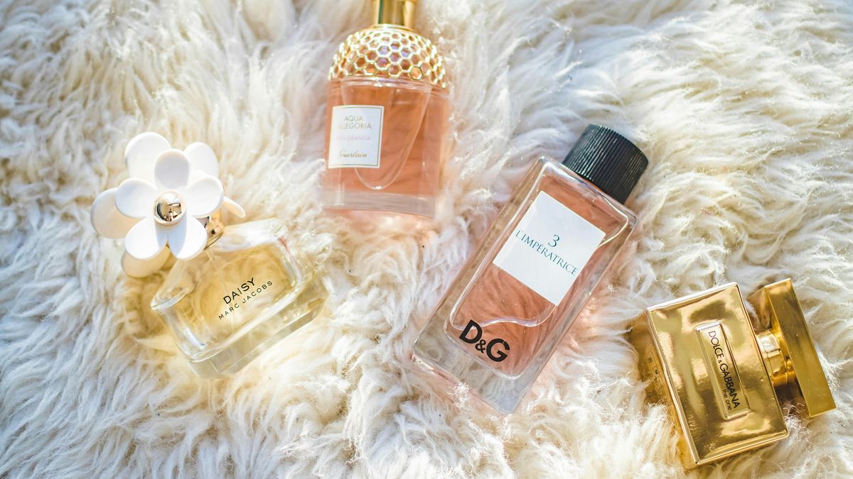 Perfumy od wieków stanowią nieodłączny element codzienności, który potrafi wyrażać emocje, podkreślać osobowość oraz tworzyć niezapomniane wrażenia. Jednak współczesne produkty z tej kategorii oferują coś więcej niż tylko przyjemny zapach. Perfumy z feromonami zdobywają coraz większą popularność dzięki swoim unikalnym właściwościom. Wybór odpowiedniej kompozycji wymaga jednak pewnej wiedzy na ten temat.