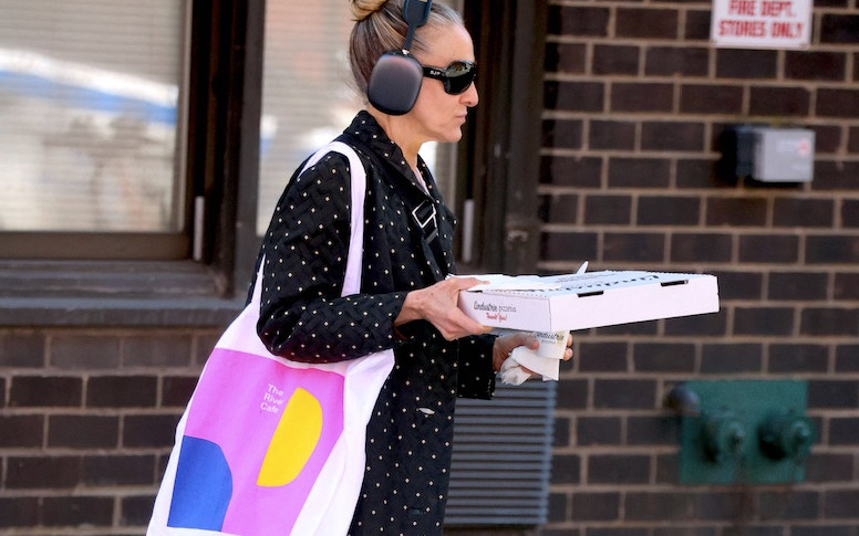 Sarah Jessica Parker nosi dresy Adidasa z butami na obcasie, “To wygląda świetnie”