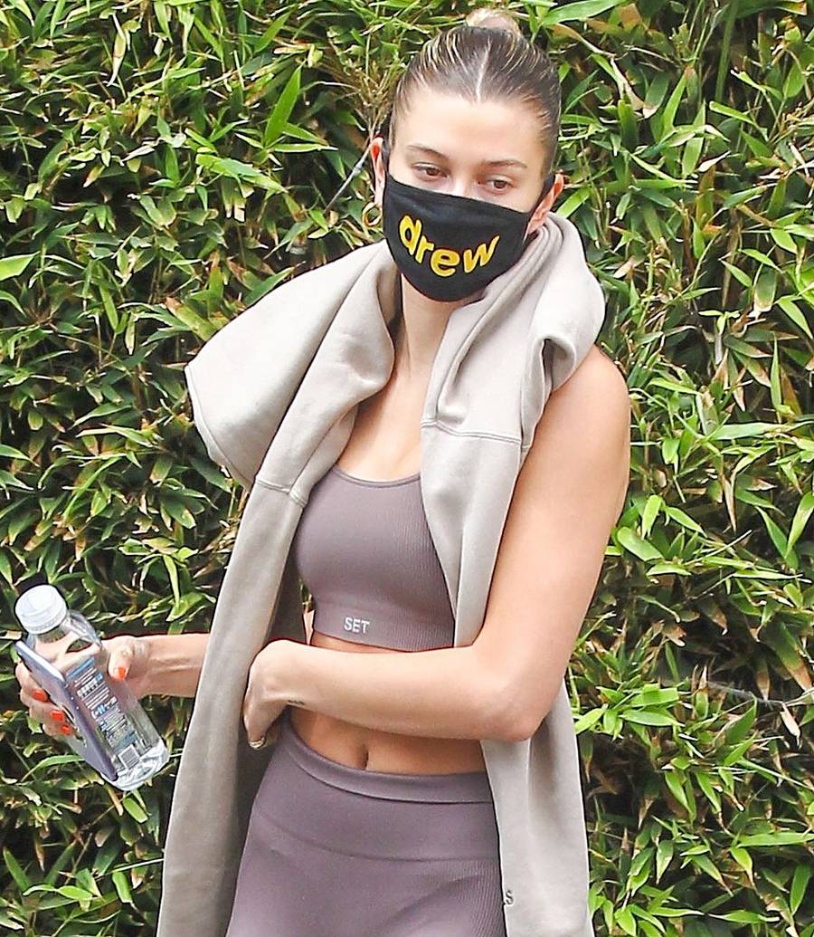 Hailey Bieber wychodzi z siłowni