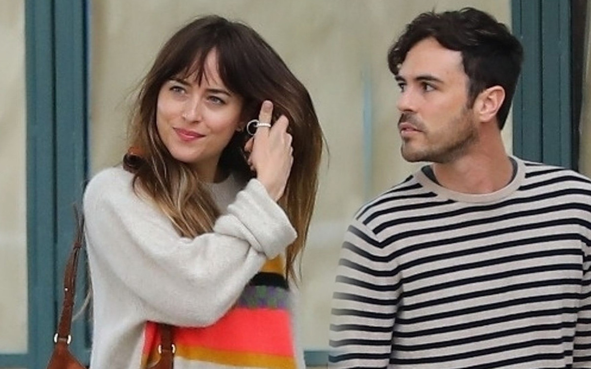 Dakota Johnson z TAJEMNICZYM PRZYSTOJNIAKIEM na obiedzie