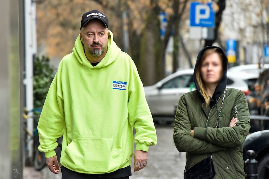 Co za rodzinna atmosfera pod studiem DDTVN. Majdan przyjeżdża po Rozenek, syn Stockingera z żoną i dzieckiem