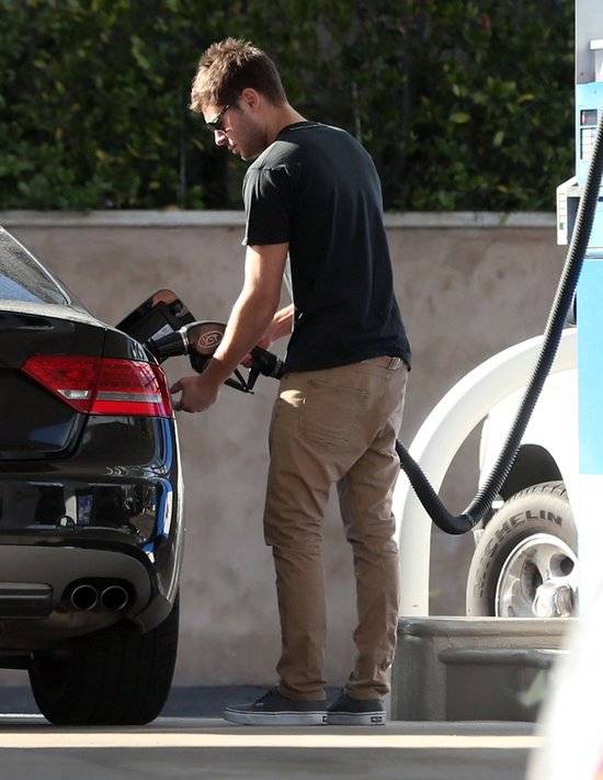 Zac Efron na stacji benzynowej