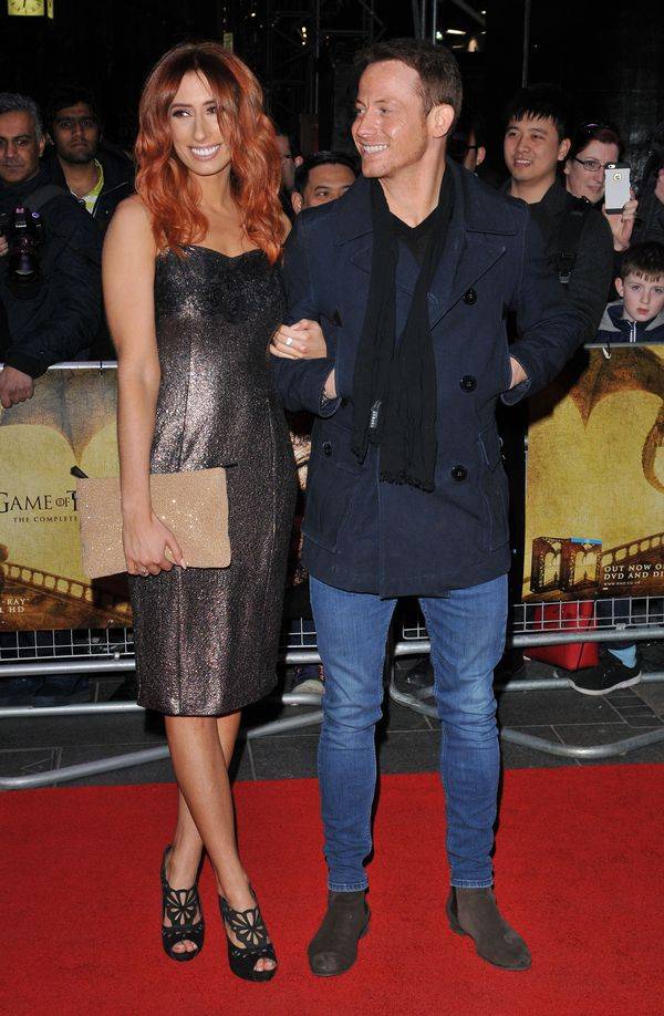 Piosenkarka pokazuje “muffin top”, rozstępy i klapnięte piersi!