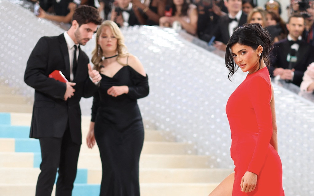 Włoski model stał się zeszłoroczną sensacją na gali MET. Teraz został zwolniony przez Kylie Jenner?