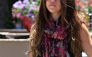 Selena Gomez wyszczupla twarz fryzurą (FOTO)