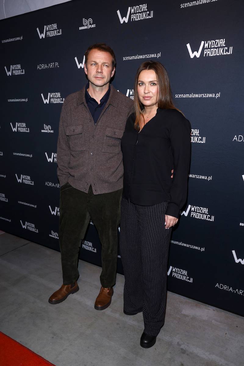 Lesław Żurek dementuje plotki o romansie. Właśnie pojawił się z żoną na premierze sztuki “Bez hamulców”