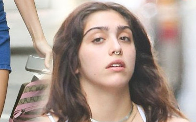 Lourdes Leon szybko pożałowała długości swojej spódniczki (FOTO)