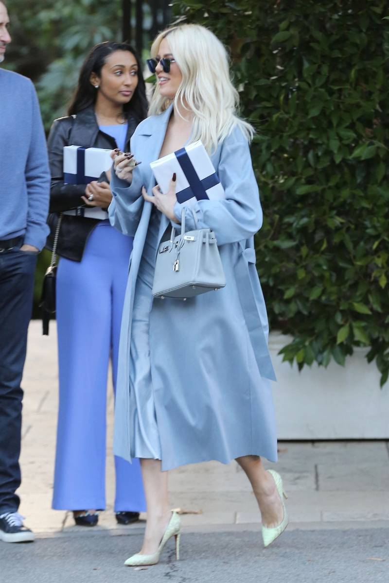 Khloe Kardashian cała w błękicie. Rzadko stawia na tak elegancki look