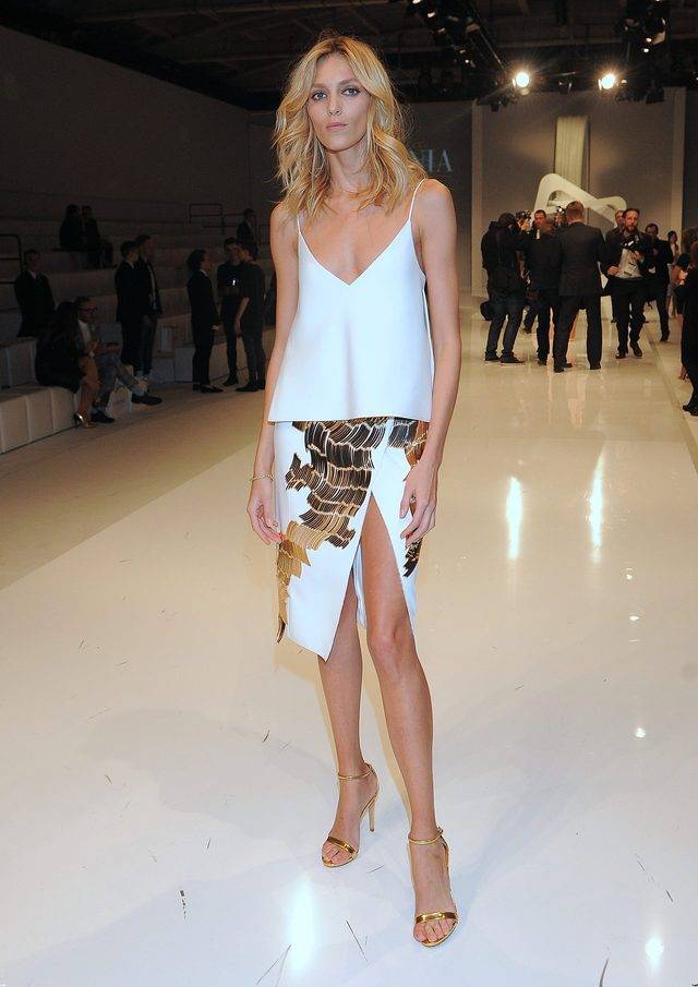 Jak Anja Rubik eksponuje długie, szczupłe nogi