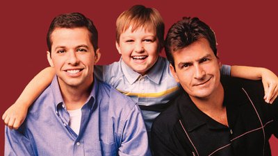 Pamiętacie dzieciaka z serialu “Dwóch i pół”? Te zdjęcia szokują