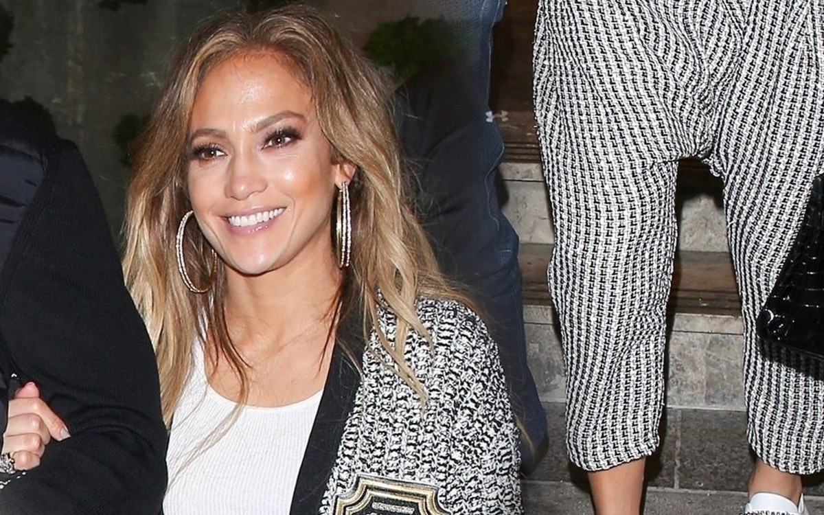 Jennifer Lopez w stylizacji, która dodała jej kilka KILOGRAMÓW (ZDJĘCIA)