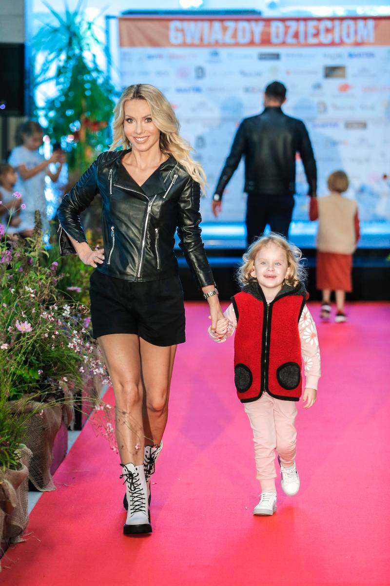 Gwiazdy na wybiegu: Maja Hyży, Mandaryna, Małgorzata Opczowska, Karol Strasburger…