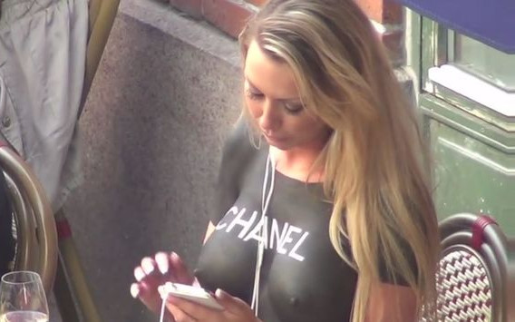 Wyszła na ulicę bez koszulki [VIDEO]