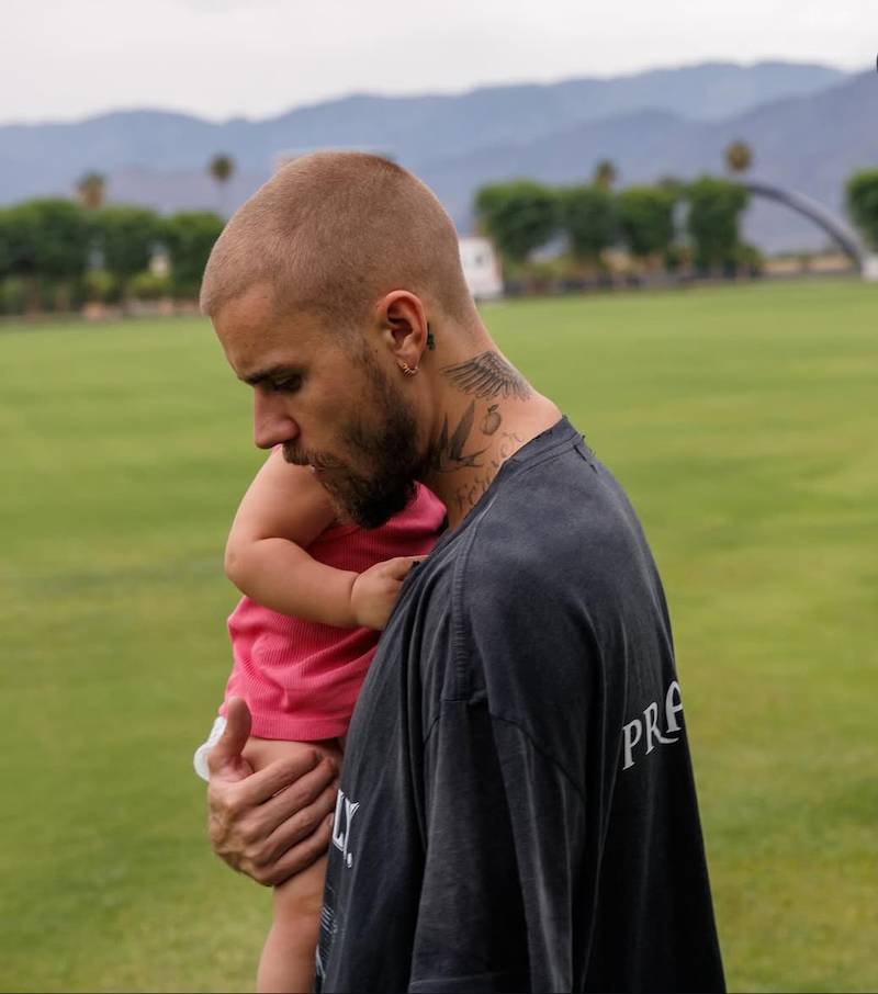 Sielanka u Bieberów. Justin i Hailey zabrali Jacka Bluesa na rodzinny spacer (FOTO)