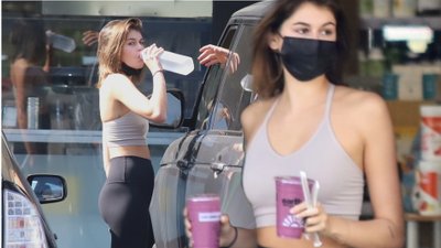 Ponętna Kaia Gerber nawadnia się po treningu (ZDJĘCIA)