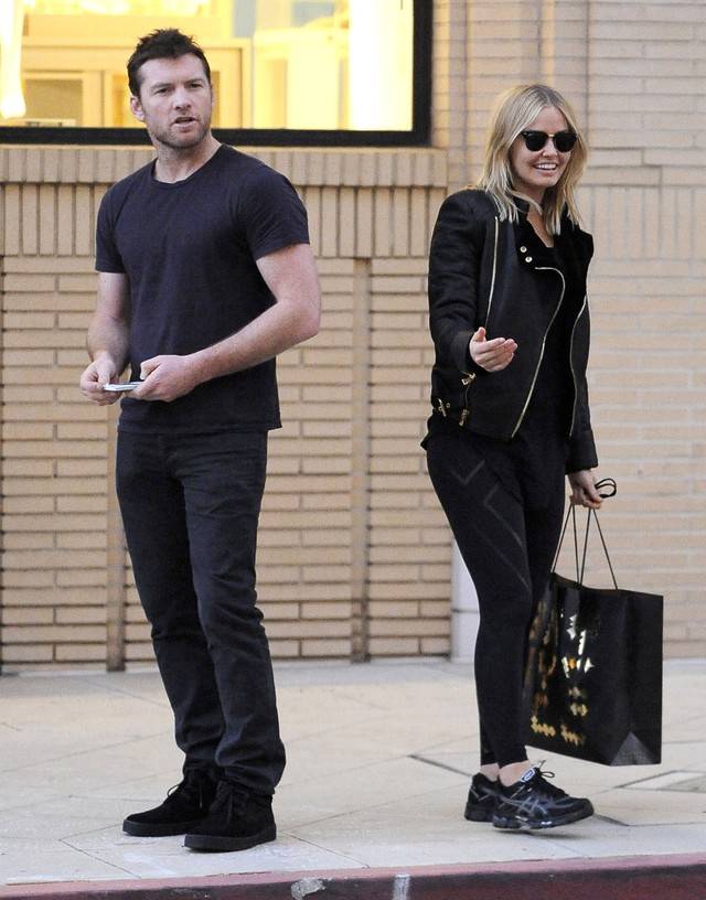 Sam Worthington na zakupach z dziewczyną, Larą Bingle