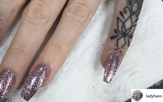 Teraz nie zdobimy tylko paznokci, ale też… dłonie!