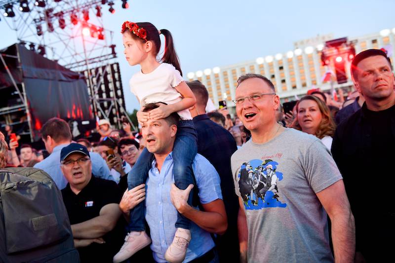W takim wydaniu Andrzej Dudy jeszcze nie widzieliśmy. Zdjął GARNITUR, a założył….