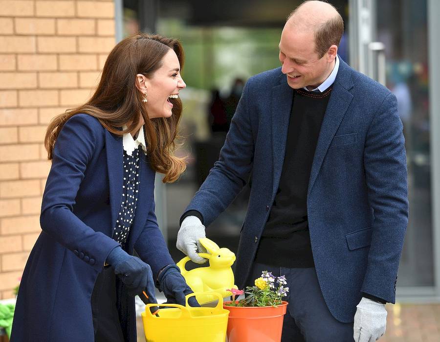 Księżna Kate bierze na ręce jaszczurkę i gra z Williamem w ping-ponga. Takich spodni dawno nie miała na sobie (ZDJĘCIA)