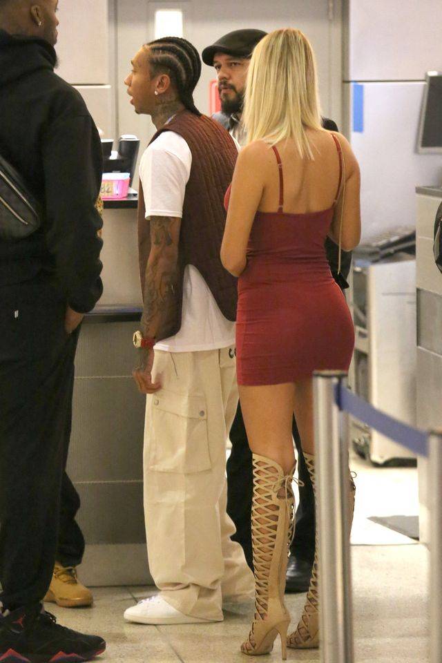 Tyga z blondynka na lotnisku