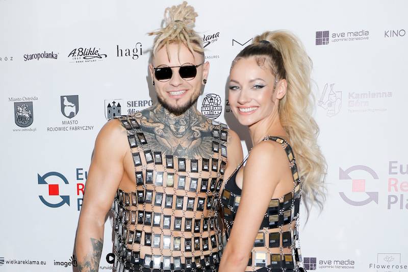 Gwiazdy na pokazie “moda na recykling”. One zdecydowały włożyć na siebie dziwne kreacje (ZDJĘCIA)