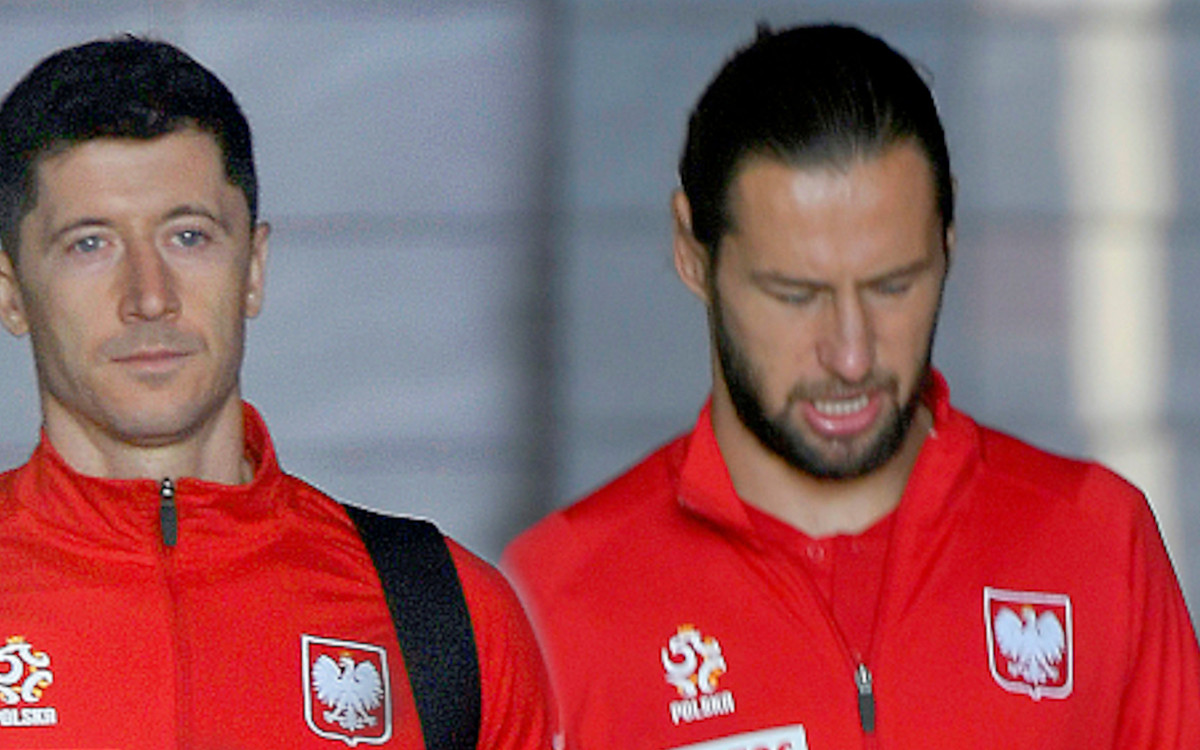 Piłkarze w drodze na mecz Polska – Albania – w niezbyt dobrych humorach  (ZDJĘCIA)