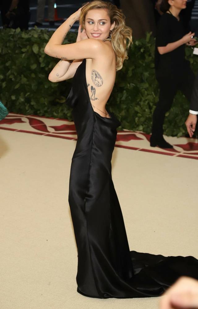 Prawie NAGA Miley Cyrus na MET GALI! Zaliczyła wpadkę?