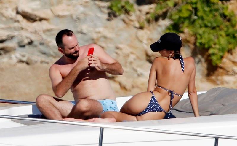 Emily Ratajkowski w skąpym bikini bawi się na urlopie. Bez męża!