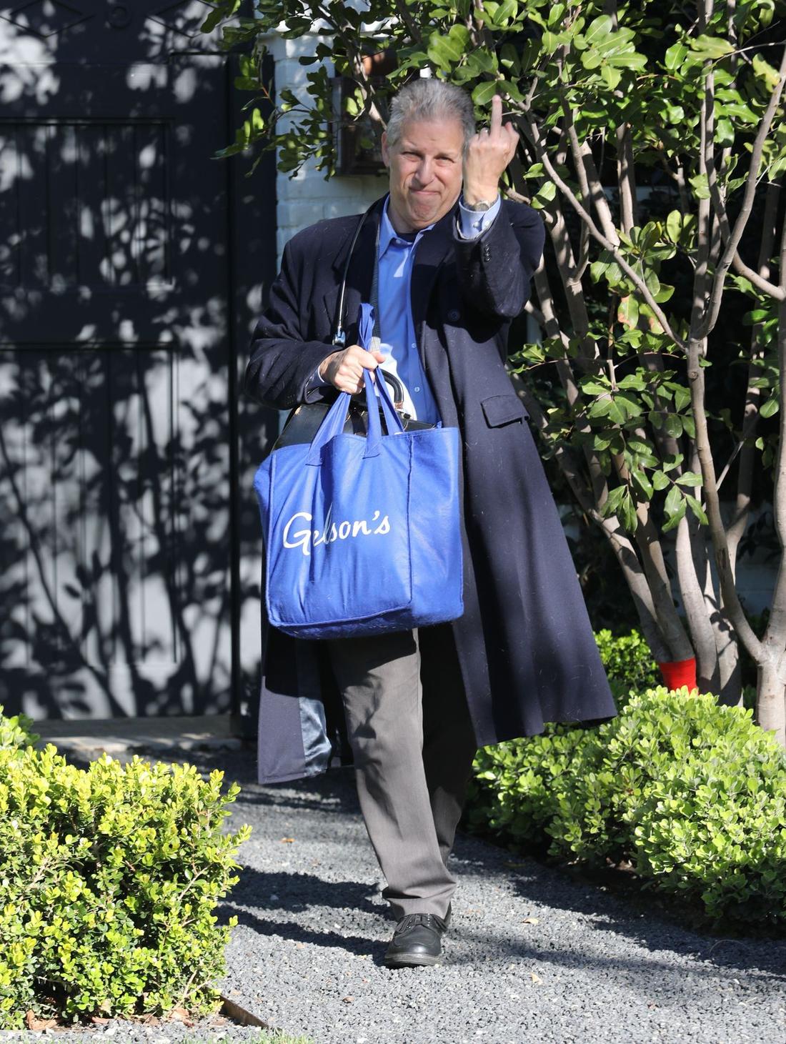 Lekarz przed domem Bena Afflecka pokazuje środkowy palec paparazzo Lekarz przed domem Bena Afflecka pokazuje środkowy palec paparazzo