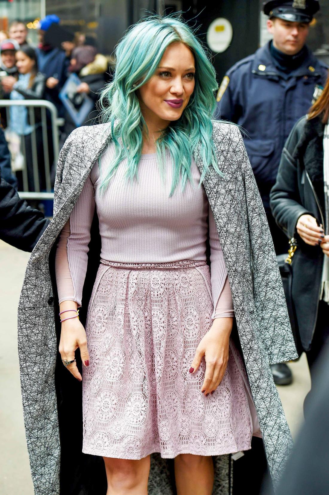 Hilary Duff w niebieskich włosach