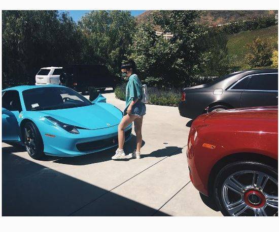 Co zgubiła Kylie Jenner? Czego od lat szuka na ziemi?