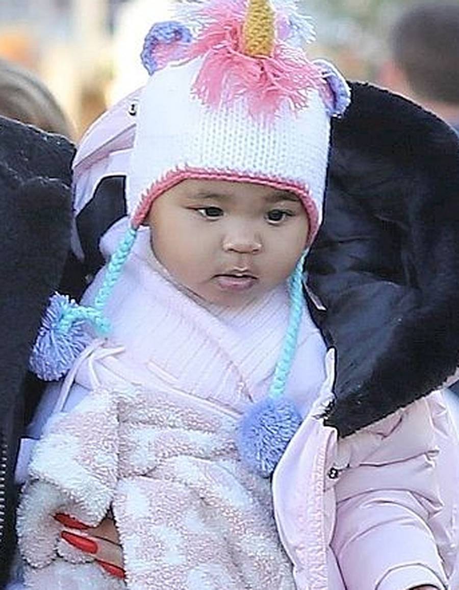 Khloe Kardashian z True na rękach robi zakupy na bazarku (ZDJĘCIA)