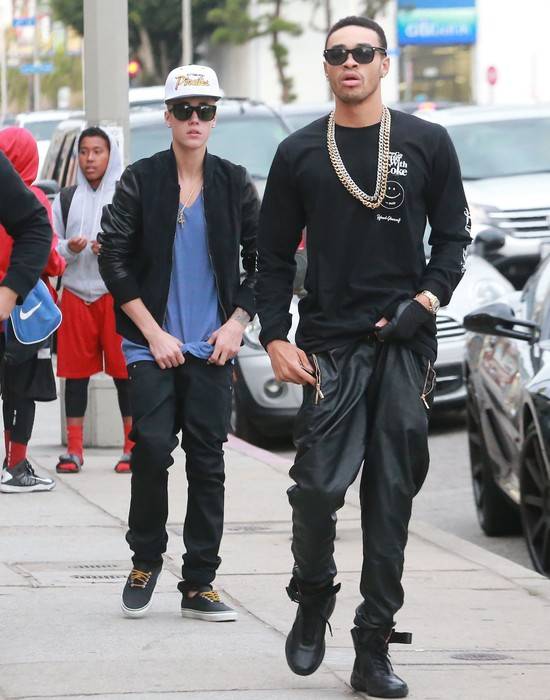 Justin Bieber nosi za luźne spodnie