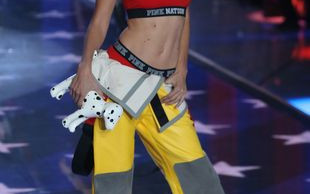 Gigi Hadid zrobiła cyrk za kulisami show? (FOTO)