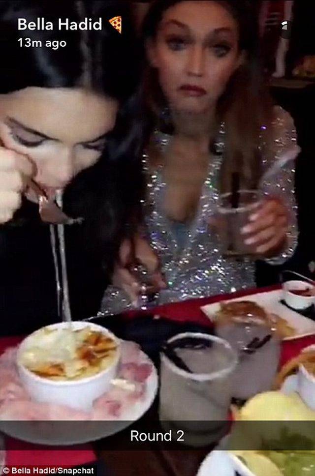 Wygłodzone Kendall i Gigi RZUCIŁY SIĘ na węglowodany po pokazie