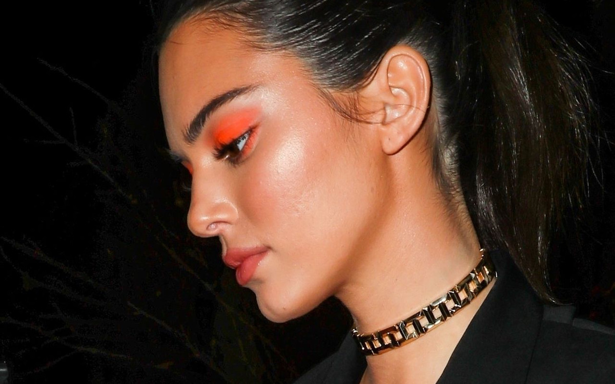 Kendall Jenner z pomarańczowymi powiekami, w czarnym kostiumie