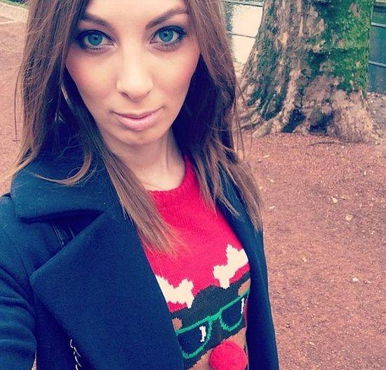 W co ubiera się Charlize Mystery