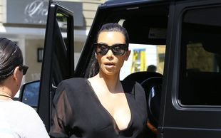 Wyobraźcie sobie, co dzieje się pod tą spódnicą! (FOTO)