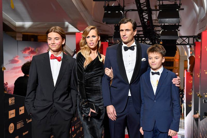 Jarosław Bieniuk zabrał ukochaną i dzieci na salony. Rzadki widok!