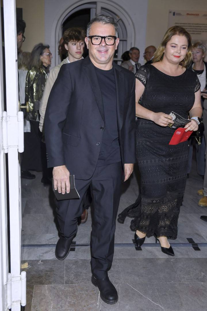 Gradientowa Małgorzata Foremniak i Anna Cieślak w czerni na premierze spektaklu (ZDJĘCIA)